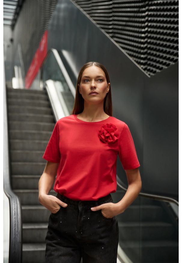 MOODO - Bawełniana bluzka z aplikacją czerwona. Kolor: czerwony. Materiał: bawełna. Wzór: aplikacja