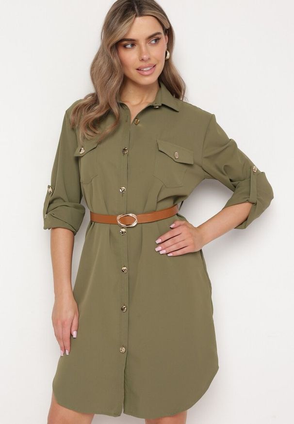 Born2be - Ciemnozielona Sukienka Deliberation. Typ kołnierza: kołnierzyk klasyczny. Kolor: zielony. Długość rękawa: długi rękaw. Wzór: aplikacja. Typ sukienki: asymetryczne, koszulowe. Styl: klasyczny. Długość: mini