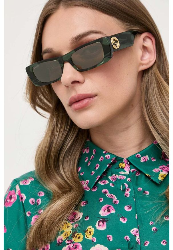 Gucci okulary przeciwsłoneczne damskie kolor szary. Kształt: prostokątne. Kolor: zielony