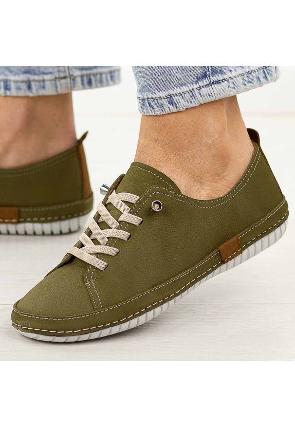 Khaki skórzane półbuty damskie T.Sokolski 2948. Okazja: na co dzień. Nosek buta: okrągły. Kolor: brązowy. Materiał: skóra, nubuk. Szerokość cholewki: normalna. Sezon: wiosna, jesień, lato. Styl: casual, elegancki, klasyczny