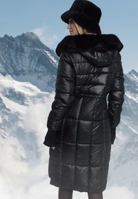 Born2be - Czarna Pikowana Kurtka z Kapturem z Futerkiem z Możliwością Odpięcia Ściągana w Talii Ravanna. Okazja: na co dzień. Typ kołnierza: kaptur. Kolor: czarny. Materiał: futro. Styl: casual, elegancki #5