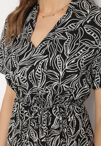 Born2be - Czarno-Biała Sukienka Rozkloszowana ze Sznurkiem w Talii w Drobny Print Ikattia. Okazja: na co dzień, na imprezę. Typ kołnierza: dekolt w kształcie V. Kolor: czarny. Materiał: tkanina, materiał. Długość rękawa: krótki rękaw. Wzór: nadruk. Sezon: lato. Styl: casual, elegancki, klasyczny #7