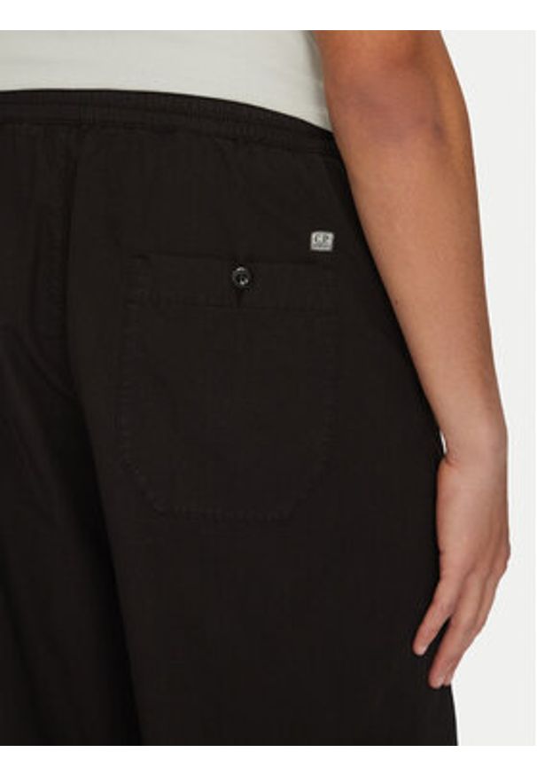 C.P. Company Spodnie dresowe 18CMPA094A006475G Czarny Relaxed Fit. Kolor: czarny. Materiał: bawełna