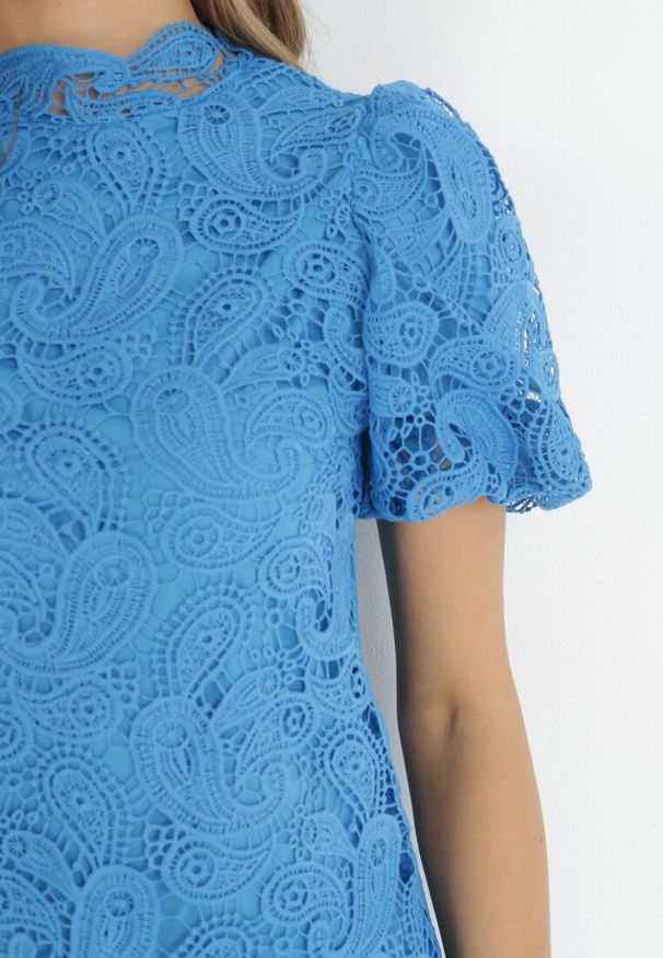 Born2be - Niebieska Koronowa Sukienka ze Stójką i Bufiastym Rękawem Suminori. Typ kołnierza: kołnierzyk stójkowy. Kolor: niebieski. Materiał: koronka. Długość: mini