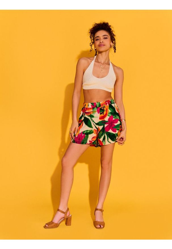 Sinsay - Wiskozowe szorty w kwiaty - wielobarwny. Materiał: wiskoza. Wzór: kwiaty