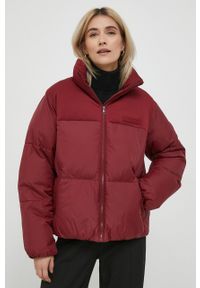 TOMMY HILFIGER - Tommy Hilfiger kurtka damska kolor bordowy zimowa. Kolor: czerwony. Materiał: syntetyk, poliester. Sezon: zima