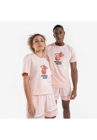 TARMAK - Koszulka do gry w koszykówkę dla mężczyzn i kobiet Tarmak NBA TS 900 Miami Heat. Kolor: różowy. Materiał: materiał, bawełna, poliester. Sport: koszykówka #1