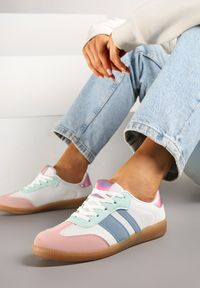 Renee - Wielokolorowe Sneakersy w Stylu Tenisówek Ozdobione Paskami Jenaniela. Okazja: na co dzień. Zapięcie: pasek. Kolor: wielokolorowy. Materiał: jeans. Wzór: aplikacja #1