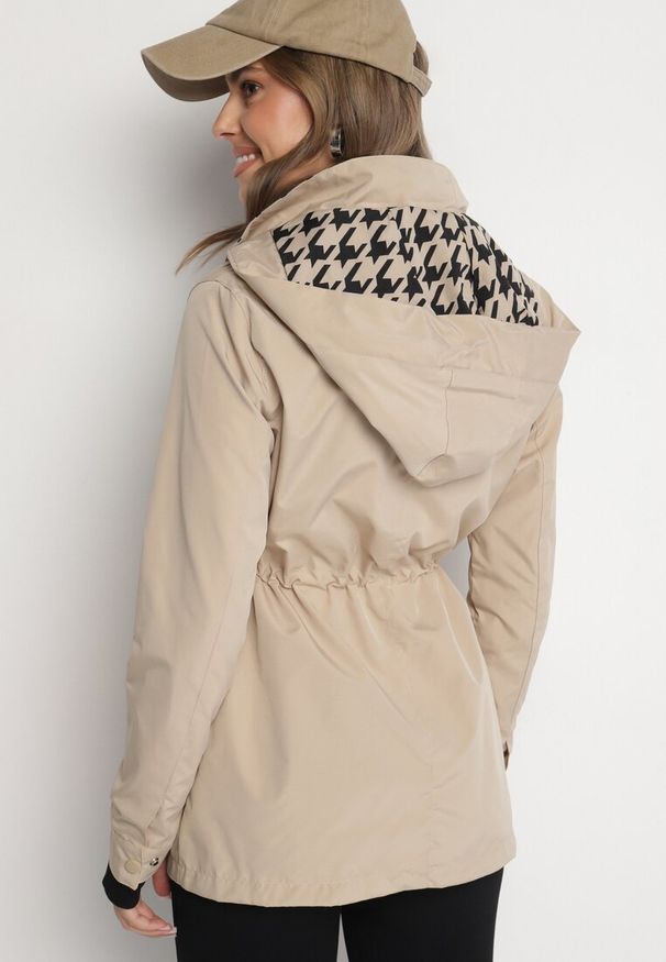 Born2be - Ciemnobeżowa Kurtka Parka Ściągana w Pasie Aridra. Okazja: na co dzień, na spacer. Kolor: beżowy. Materiał: jeans. Styl: casual, elegancki