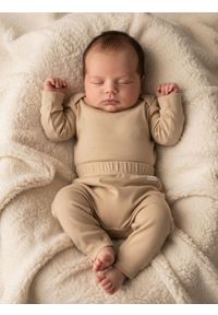 Sinsay - Spodnie dresowe regular z nadrukiem - beżowy. Kolor: beżowy. Materiał: dresówka. Wzór: nadruk #1