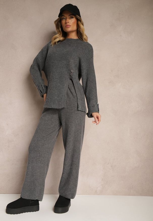 Renee - Ciemnoszary Komplet z Wełną i Bawełną Spodnie o Szerokim Kroju Sweter z Guzikami i Rozcięciem Sialwen. Kolor: szary. Materiał: bawełna, wełna