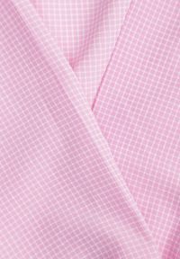 Renee - Różowy Kombinezon z Dekoltem Kopertowym Ozdobiony Wiązaniami na Ramionach Adrelure. Okazja: na co dzień. Kolor: różowy. Długość: krótkie. Wzór: aplikacja. Sezon: lato. Styl: casual #2