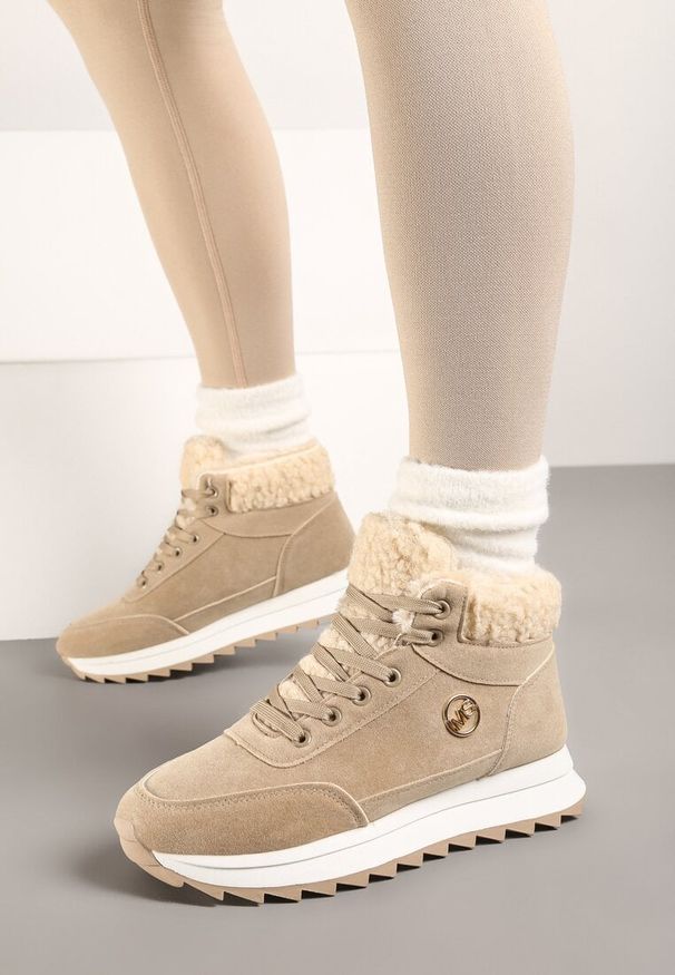 Renee - Ciemnobeżowe Zimowe Sneakersy ze Sztucznym Futerkiem Turelia. Okazja: na co dzień. Zapięcie: sznurówki. Kolor: beżowy. Materiał: futro. Sezon: zima. Obcas: na obcasie