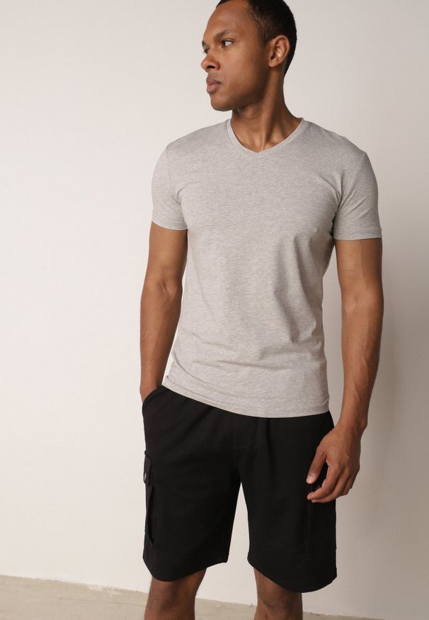 Born2be - Czarne Szorty z Bawełną w Stylu Safari z Kieszeniami Cargo Sabririla. Okazja: na co dzień. Kolor: czarny. Materiał: bawełna. Długość: długie. Sezon: lato. Styl: casual