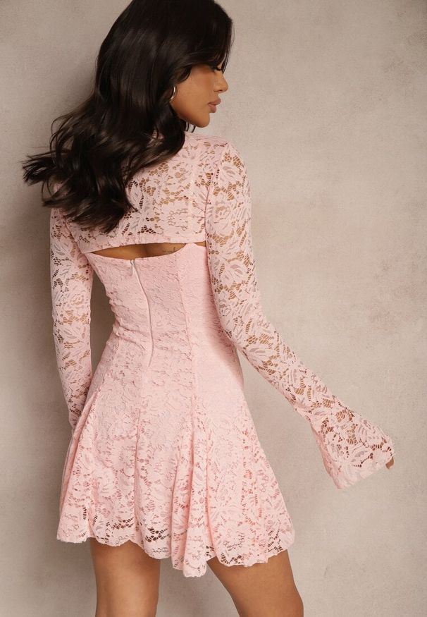 Renee - Jasnoróżowa Koktajlowa Koronkowa Sukienka o Rozkloszowanym Kroju Nelfedi. Kolor: różowy. Materiał: koronka. Długość rękawa: na ramiączkach. Wzór: koronka. Typ sukienki: rozkloszowane. Styl: wizytowy