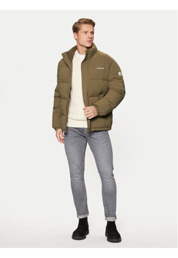 Guess Kurtka zimowa M4BL20 WGII2 Khaki Regular Fit. Kolor: brązowy. Materiał: syntetyk. Sezon: zima