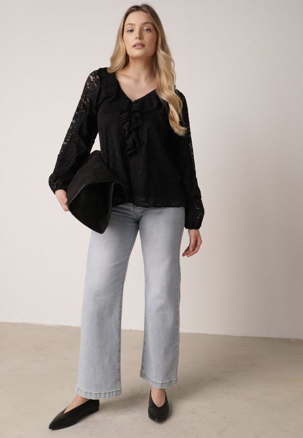 Born2be - Czarna Bluzka z Koronki Ozdobiona Falbankami Sewola. Typ kołnierza: kołnierz z falbankami. Kolor: czarny. Materiał: koronka. Wzór: aplikacja, koronka. Styl: elegancki