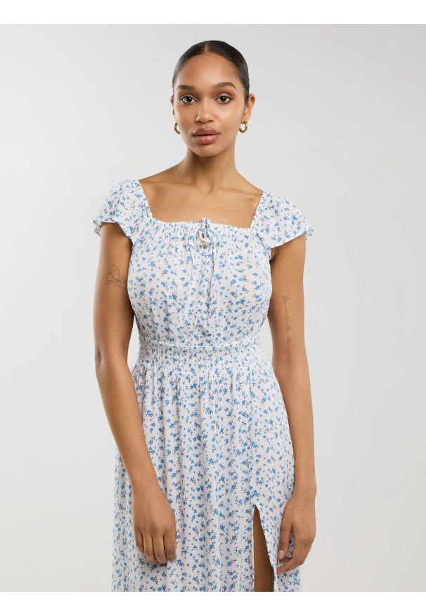 Big-Star - Sukienka damska midi z wiskozy z motywem kwiatowym biała Lopa 100. Okazja: na spacer. Typ kołnierza: kołnierz z falbankami. Kolor: biały. Wzór: kwiaty. Materiał: wiskoza. Długość rękawa: na ramiączkach. Sezon: lato. Styl: boho, wakacyjny. Długość: midi