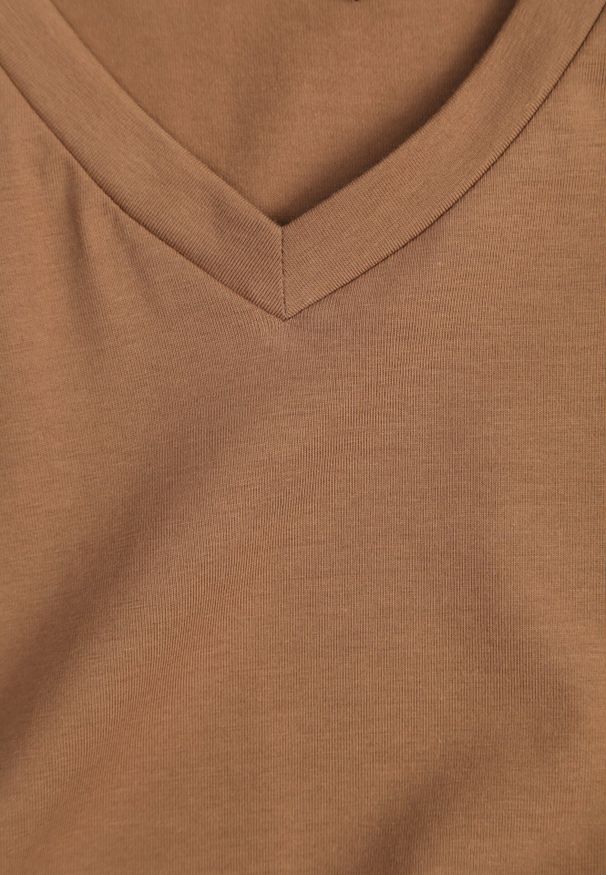 Born2be - Brązowa Koszulka T-shirt z Bawełny z Dekoltem w Serek Rionisse. Okazja: do domu, do pracy. Typ kołnierza: dekolt w serek. Kolor: brązowy. Materiał: bawełna. Styl: klasyczny, elegancki