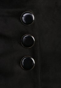 Born2be - Czarna Kopertowa Spódnica o Trapezowym Kroju Ozdobiona Guzikami Niloria. Okazja: na co dzień. Kolor: czarny. Materiał: jedwab. Wzór: aplikacja. Styl: casual, elegancki #3