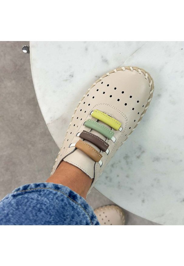 Beżowe ażurowe skórzane półbuty damskie Filippo Dp7693/26. Okazja: na co dzień. Nosek buta: okrągły. Zapięcie: bez zapięcia. Kolor: beżowy. Szerokość cholewki: normalna. Wzór: ażurowy. Materiał: skóra. Sezon: wiosna, lato. Styl: casual, klasyczny, elegancki