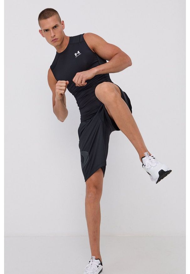 Under Armour - T-shirt. Kolor: czarny. Materiał: dzianina. Wzór: nadruk