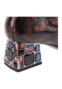 Bordowe Półbuty Artiker Stylowe Obuwie Damskie Na Eleganckim Obcasie. Okazja: na co dzień. Zapięcie: sznurówki. Kolor: czerwony. Szerokość cholewki: normalna. Wzór: kolorowy, aplikacja. Materiał: skóra, lakier. Obcas: na obcasie. Styl: elegancki. Wysokość obcasa: średni #6