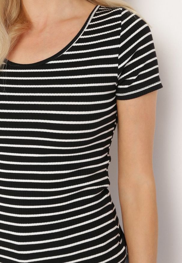 Born2be - Czarno-Biała Koszulka T-shirt z Bawełny z Krótkim Rękawem w Paski Ernlea. Kolor: czarny. Materiał: bawełna. Długość rękawa: krótki rękaw. Długość: krótkie. Wzór: paski