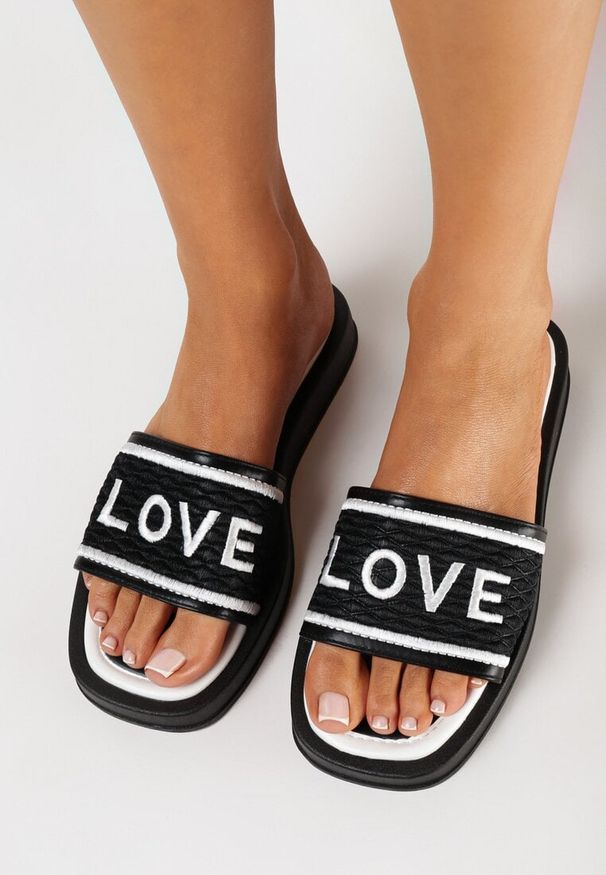 Born2be - Czarne Klapki z Kwadratowym Noskiem i Paskiem z Napisem Jeliana. Okazja: na plażę, na co dzień. Kolor: czarny. Wzór: napisy. Styl: elegancki, casual