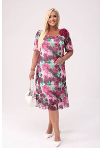 Moda Size Plus Iwanek - Elegancka szyfonowa sukienka Maria w kwiaty z falbankami na wesele PLUS SIZE XXL. Okazja: na ślub cywilny, na wesele. Typ kołnierza: kołnierz z falbankami. Kolekcja: plus size. Wzór: kwiaty. Typ sukienki: dla puszystych. Materiał: szyfon. Długość rękawa: krótki rękaw. Sezon: lato. Styl: elegancki. Długość: midi