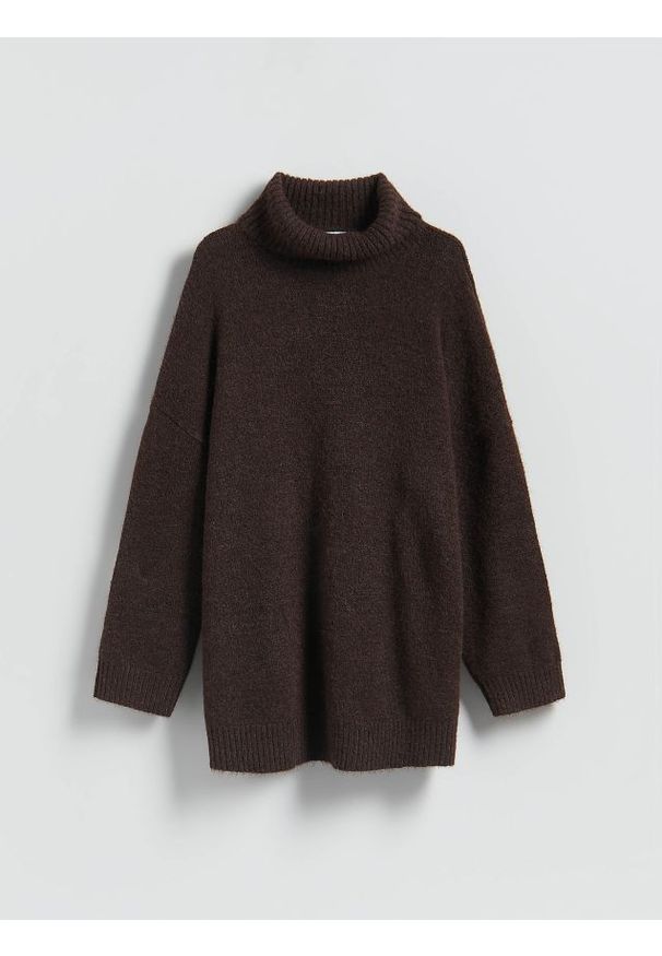 Reserved - Długi sweter z golfem - ciemnobrązowy. Typ kołnierza: golf. Kolor: brązowy. Materiał: dzianina, wełna. Długość: długie