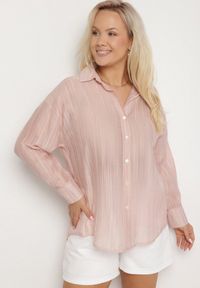 Born2be - Różowa Koszula o Kroju Oversize Dolamana. Okazja: na co dzień. Typ kołnierza: kołnierzyk klasyczny. Kolor: różowy. Materiał: jeans. Długość rękawa: długi rękaw. Długość: długie. Styl: klasyczny, elegancki, casual