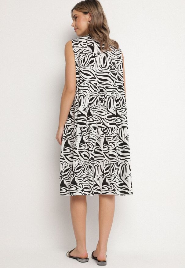 Born2be - Czarna Bawełniana Rozkloszowana Sukienka z Geometrycznym Wzorem Annivaria. Okazja: na co dzień. Typ kołnierza: dekolt w kształcie V. Kolor: czarny. Materiał: bawełna. Wzór: geometria. Typ sukienki: rozkloszowane. Styl: klasyczny, casual, elegancki