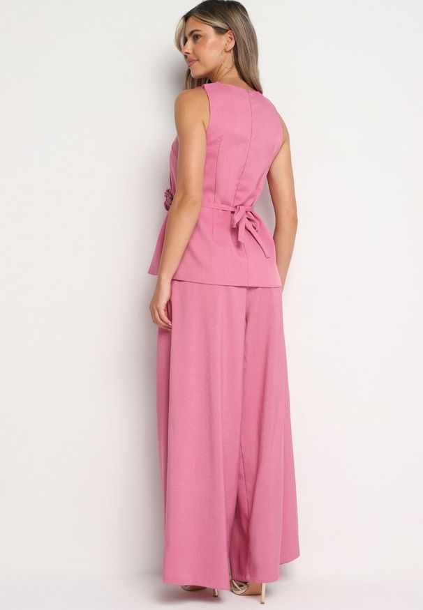 Born2be - Różowy Komplet Bluzka z Aplikacją w Kształcie Kwiatu Szerokie Spodnie Vieviana. Kolor: różowy. Materiał: materiał. Wzór: aplikacja, kwiaty