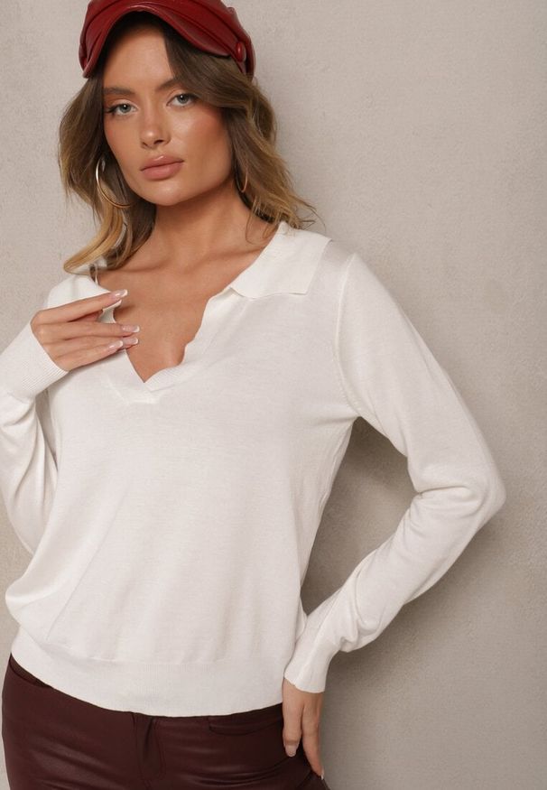 Renee - Biały Sweter z Wiskozą i Ozdobnym Kołnierzykiem Ceaola. Okazja: na co dzień, na spotkanie biznesowe, do pracy. Kolor: biały. Materiał: wiskoza. Styl: biznesowy, casual