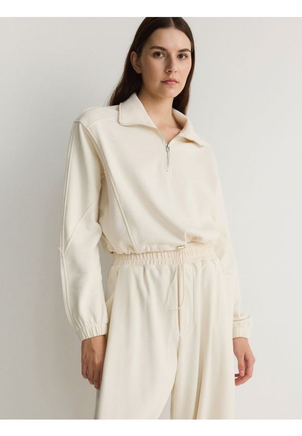 Reserved - Bluza z rozpinanym golfem - złamana biel. Typ kołnierza: golf. Materiał: dzianina, bawełna. Długość: krótkie
