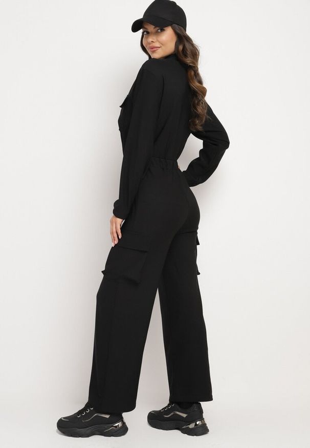Born2be - Czarny Kombinezon Utility z Szerokimi Nogawkami o Taliowanym Kroju Liarose. Okazja: na co dzień. Kolor: czarny. Materiał: tkanina. Styl: casual