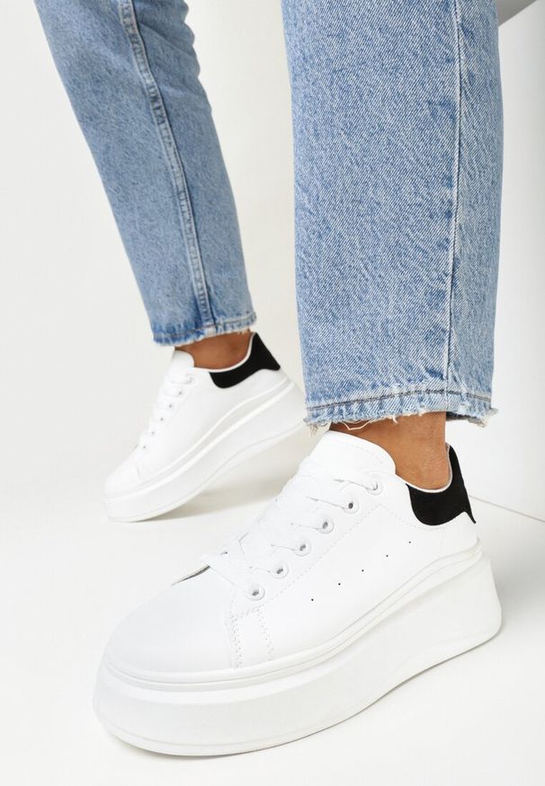 Born2be - Biało-Czarne Sneakersy na Grubej Podeszwie z Naszywką Chonris. Kolor: biały. Wzór: aplikacja