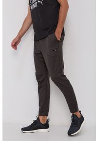 Puma Spodnie męskie kolor czarny melanżowe. Kolor: czarny. Materiał: materiał, dzianina. Wzór: melanż