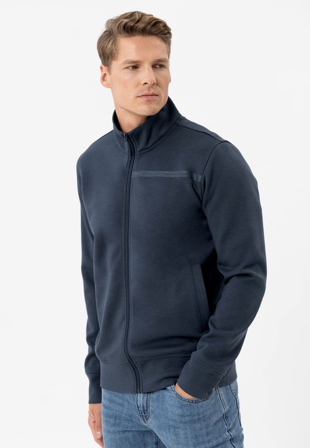 Volcano - Bluza ze stójką B-LUNOS. Typ kołnierza: kołnierzyk stójkowy. Kolekcja: plus size. Materiał: dzianina, elastan, materiał, poliester, bawełna, wiskoza. Wzór: gładki. Styl: elegancki, sportowy, klasyczny