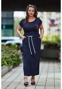 Moda Size Plus Iwanek - Granatowa sukienka maxi długa z kieszeniami i sznurkiem oversize PLUS SIZE. Kolekcja: plus size. Kolor: niebieski. Materiał: tkanina, elastan, wiskoza. Długość rękawa: krótki rękaw. Wzór: aplikacja. Sezon: lato. Typ sukienki: oversize, dla puszystych. Długość: maxi #1