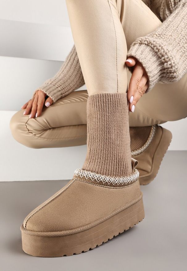 Renee - Ciemnobeżowe Śniegowce na Platformie z Ozdobną Dopasowaną Cholewką i Haftowanymi Obszyciami Tinnacilia. Okazja: na co dzień. Kolor: beżowy. Szerokość cholewki: normalna. Wzór: haft. Materiał: dzianina, jeans, futro. Sezon: zima. Obcas: na platformie. Styl: casual, elegancki. Wysokość obcasa: średni