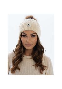 Czapka damska Peterson PTN HAT-06 beżowa. Kolor: beżowy. Materiał: dzianina. Wzór: aplikacja. Sezon: zima