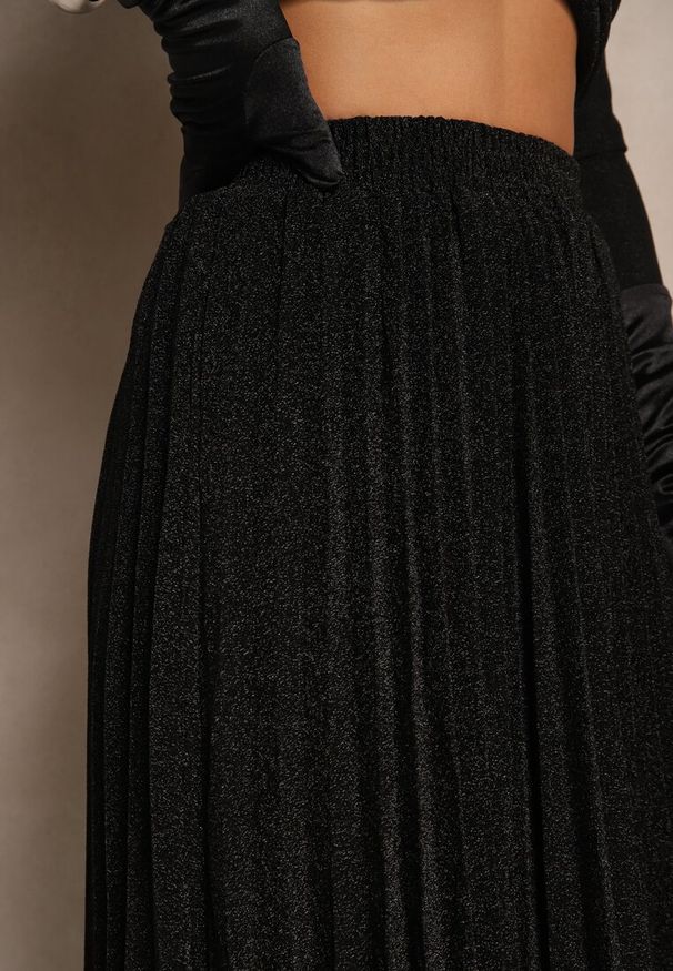 Renee - Czarna Połyskująca Spódnica o Rozkloszowanym Kroju z Gumką w Pasie i Plisami Edalliana. Okazja: na co dzień. Kolor: czarny. Materiał: materiał. Styl: elegancki, wizytowy, casual