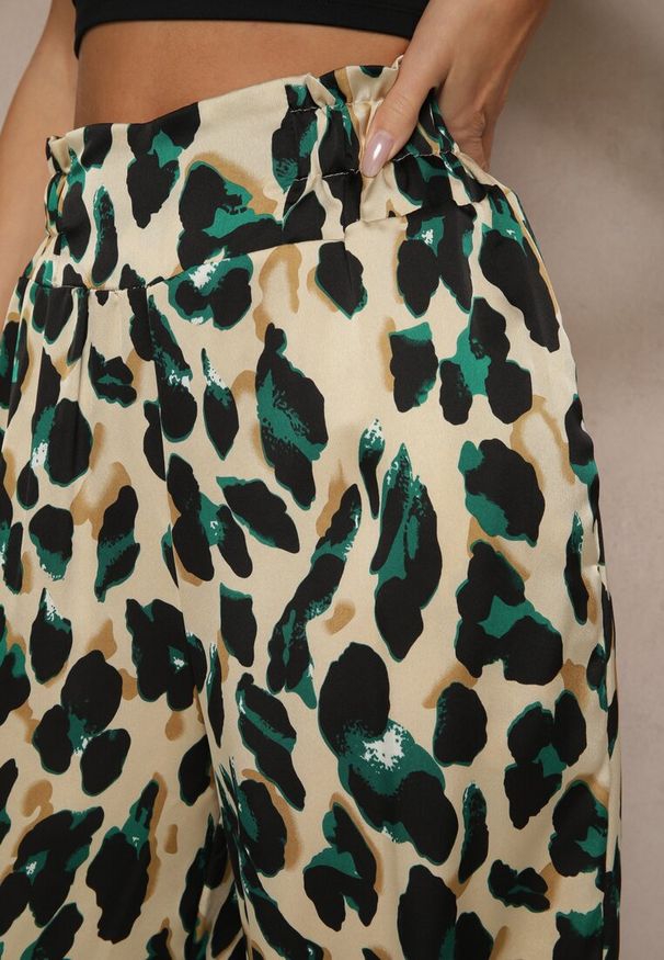 Renee - Zielono-Beżowe Panterkowe Spodnie o Szerokim Kroju Paper Bag High Waist Saliandra. Okazja: na co dzień, na imprezę, na spacer. Stan: podwyższony. Kolor: zielony. Materiał: jedwab. Długość: do kostek. Wzór: motyw zwierzęcy. Styl: elegancki, casual