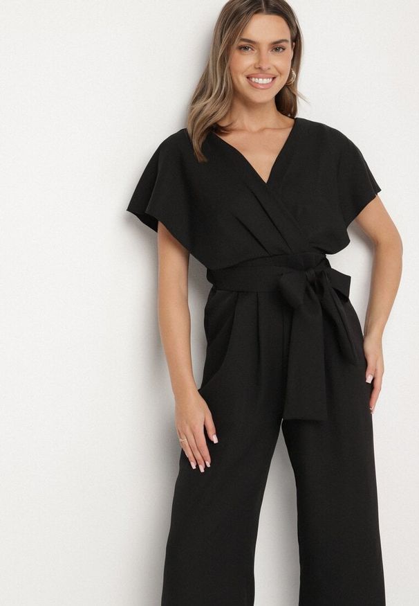 Born2be - Czarny Elegancki Kombinezon z Marszczeniem i Wcięciem w Talii Melonessa. Okazja: na co dzień. Kolor: czarny. Sezon: jesień, wiosna. Styl: elegancki