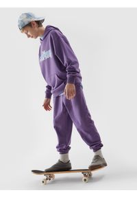 4F JUNIOR - Spodnie dresowe joggery chłopięce - fioletowe. Okazja: na co dzień. Kolor: fioletowy. Materiał: dresówka. Wzór: ze splotem, napisy, gładki. Styl: casual, sportowy #1