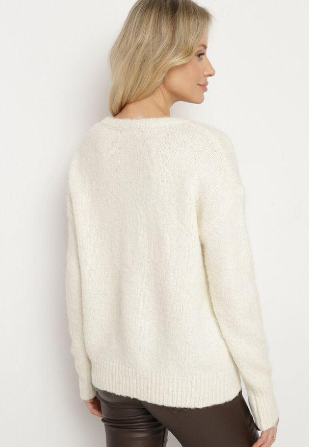 Born2be - Jasnobeżowy Sweter z Wełną Ozdobiony Metaliczną Nicią Senatira. Okazja: do pracy. Kolor: beżowy. Materiał: wełna. Długość rękawa: długi rękaw. Długość: długie. Wzór: aplikacja. Styl: klasyczny, elegancki