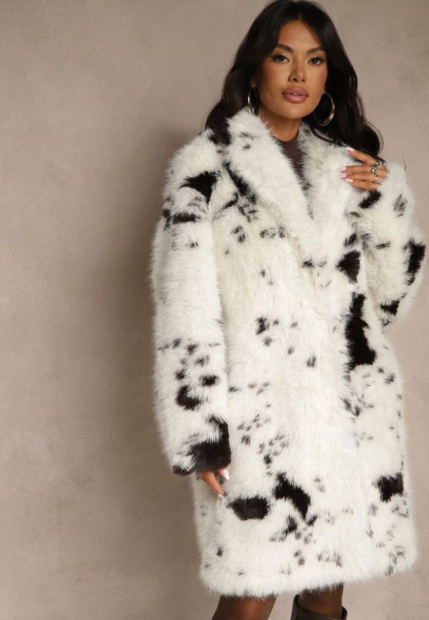 Renee - Biało-Brązowy Długi Futrzany Płaszcz w Krowie Łaty Otirona. Okazja: na imprezę, na co dzień. Kolor: biały. Materiał: futro. Długość: długie. Sezon: jesień, zima. Styl: casual, elegancki