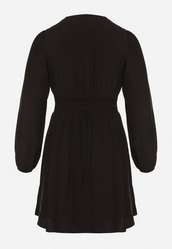 Born2be - Czarna Rozkloszowana Sukienka z Marszczeniem w Talii i Dekoltem w Serek Salindea. Okazja: na co dzień. Typ kołnierza: dekolt w serek. Kolekcja: plus size. Kolor: czarny. Długość rękawa: długi rękaw. Typ sukienki: dla puszystych. Styl: casual, elegancki
